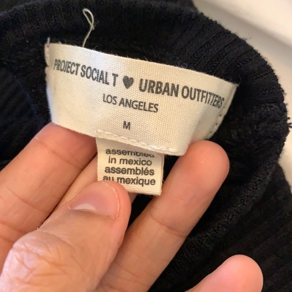 Black keyhole high neck shirt - Picture 4 of 4